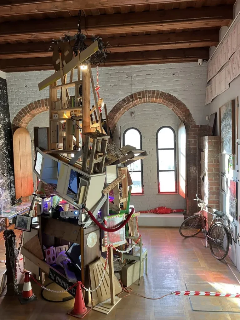 Installation view of Prowizorium (2025). Image courtesy of Konik Studio.